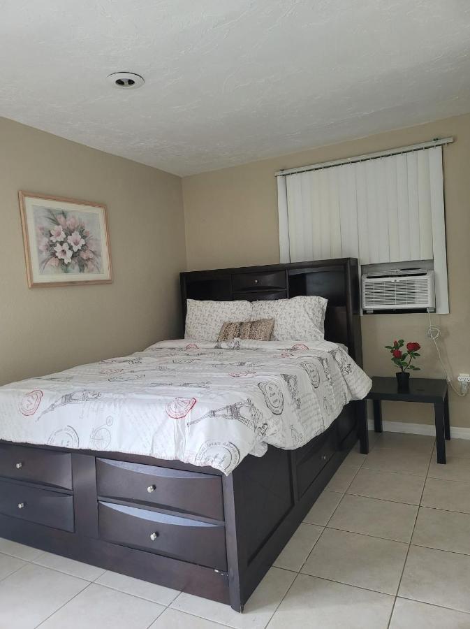 Entire Guesthouse 5 Mins To Siesta Key & Downtown Sarasota Buitenkant foto