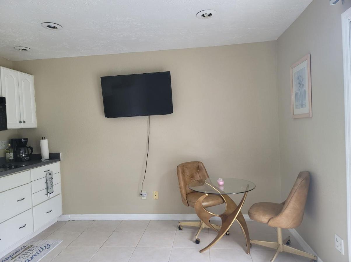 Entire Guesthouse 5 Mins To Siesta Key & Downtown Sarasota Buitenkant foto